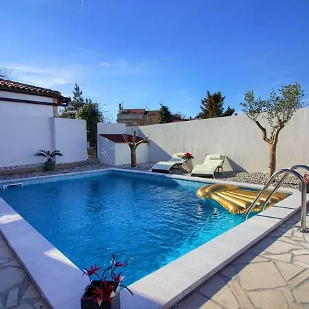Vikendica Beautiful House With Pool In Medulin
