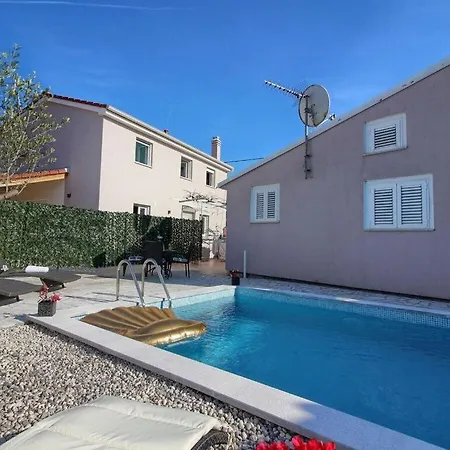 Beautiful House With Pool In Medulin 別荘 *