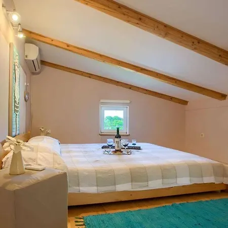Beautiful House With Pool In Medulin *