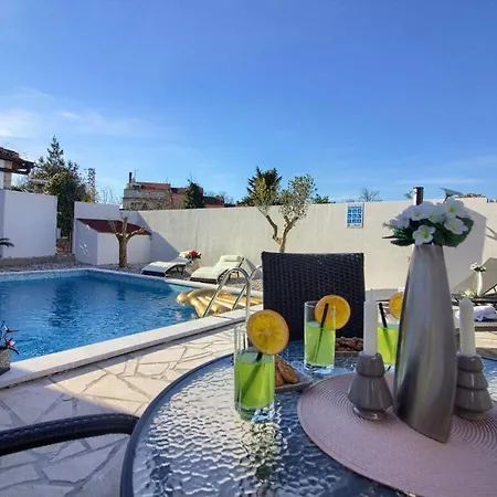 Beautiful House With Pool In Medulin Sisan
