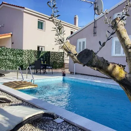 別荘 Beautiful House With Pool In Medulin *