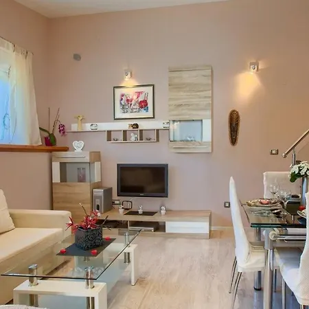 Beautiful House With Pool In Medulin Šišan