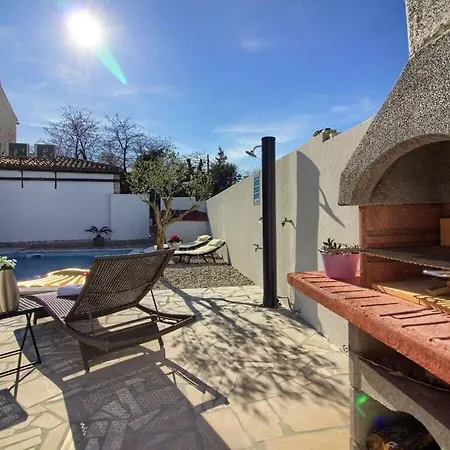 Beautiful House With Pool In Medulin Vakantiehuis